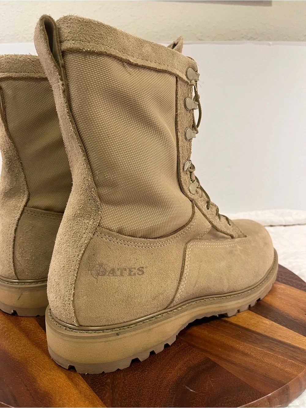 Bates Men’s Tactical Desert Tan Suede Boots 12w clean EUC Vibram sole